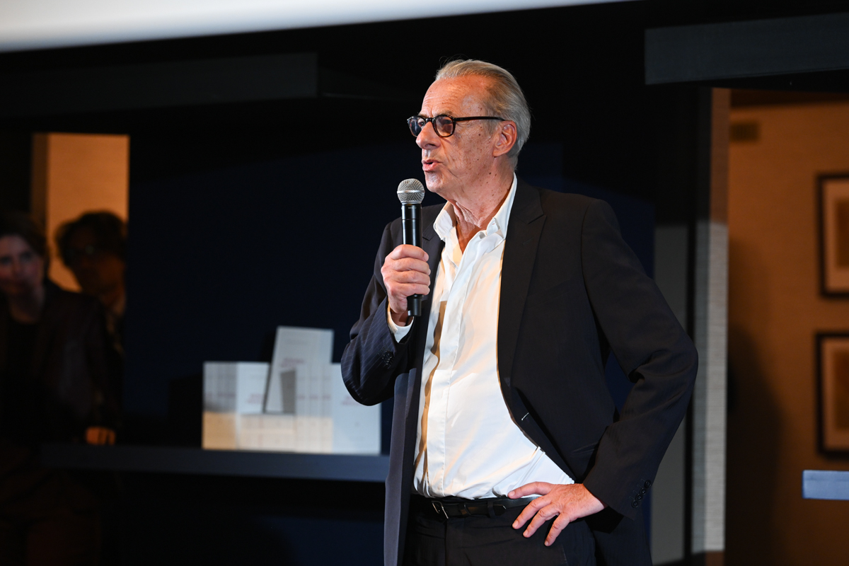 Olivier Nora ouvre la soirée de lancement de « Mémoires provisoires » de Bernard-Henri Lévy ; il parle dans un micro sur la scène du cinéma