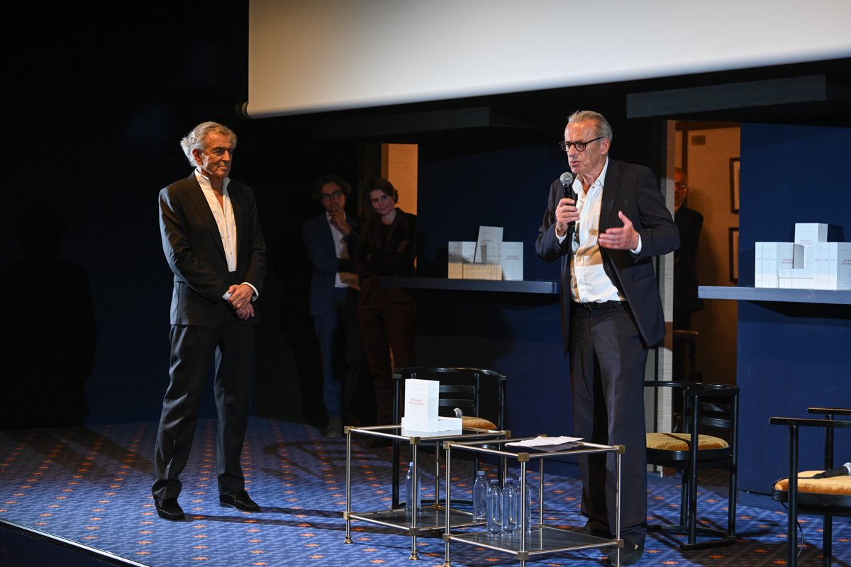 Olivier Nora ouvre la soirée de lancement de « Mémoires provisoires » de Bernard-Henri Lévy ; il parle dans un micro sur la scène du cinéma
