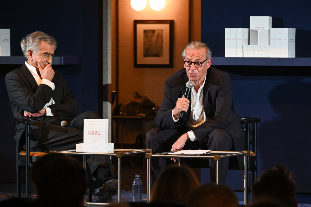 Olivier Nora ouvre la soirée de lancement de « Mémoires provisoires » de Bernard-Henri Lévy ; il parle dans un micro sur la scène du cinéma