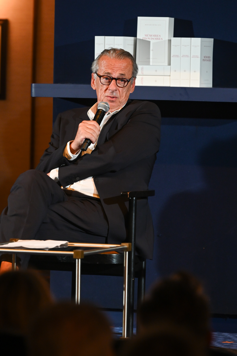 Olivier Nora ouvre la soirée de lancement de « Mémoires provisoires » de Bernard-Henri Lévy ; il parle dans un micro sur la scène du cinéma