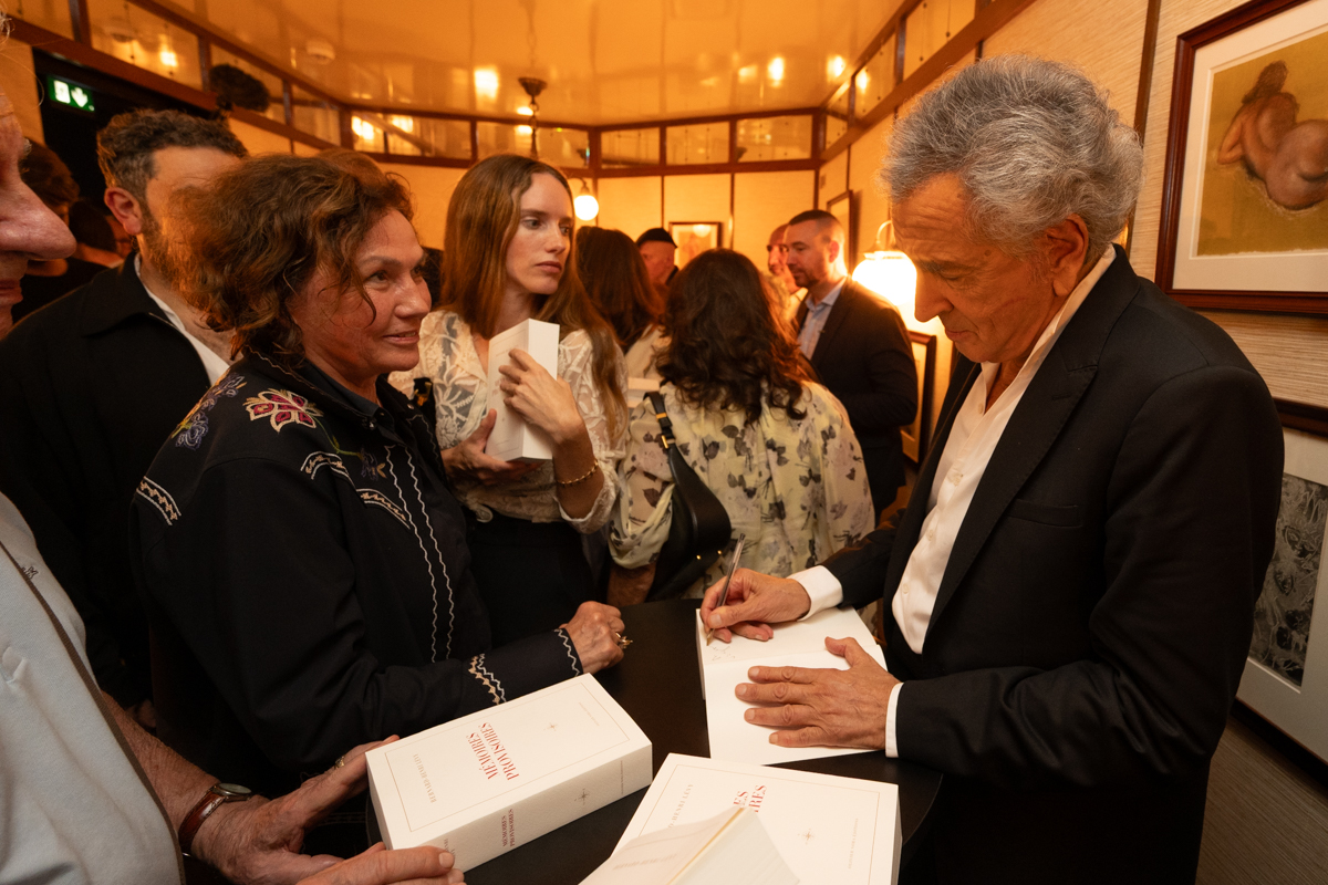 À l’issue du lancement de son livre « Mémoires provisoires » Bernard-Henri Lévy a rencontré ses lecteurs et dédicacé son ouvrage.