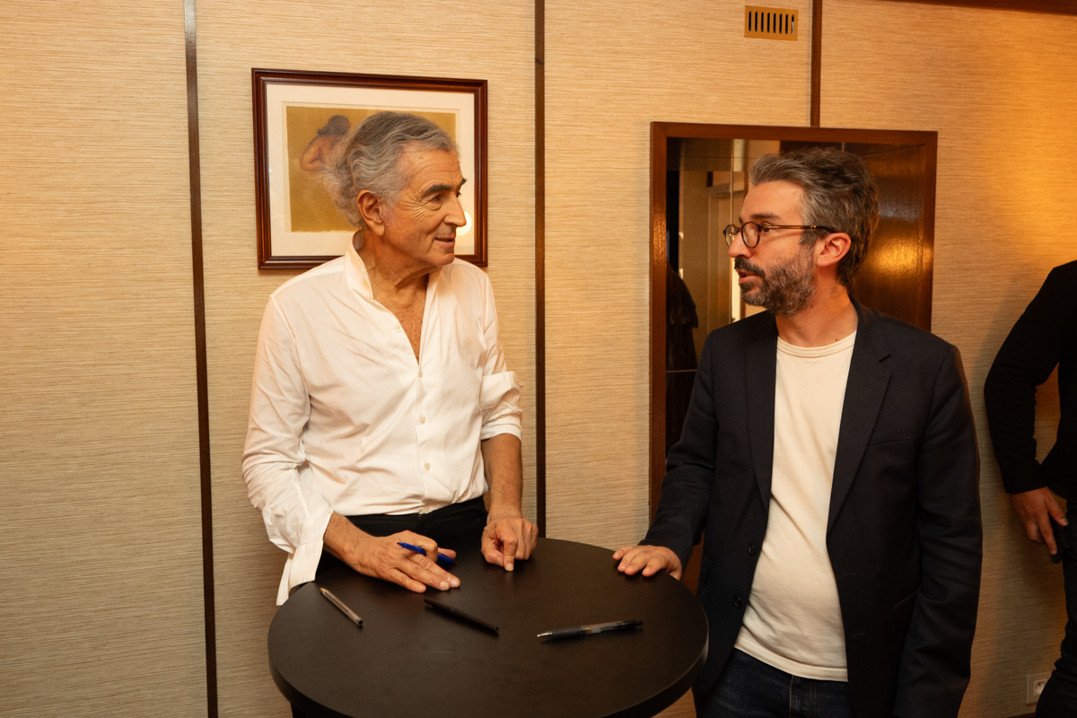 À l’issue du lancement de son livre « Mémoires provisoires » Bernard-Henri Lévy a rencontré ses lecteurs et dédicacé son ouvrage.