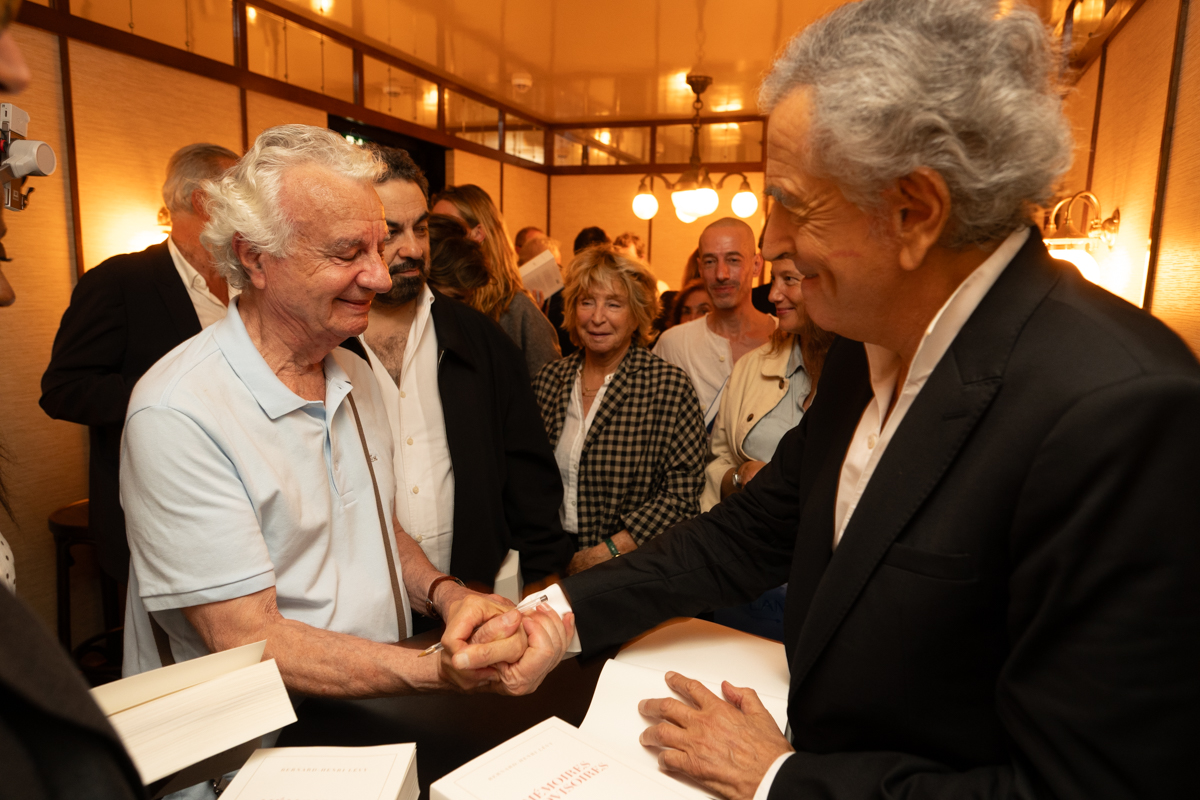 À l’issue du lancement de son livre « Mémoires provisoires » Bernard-Henri Lévy a rencontré ses lecteurs et dédicacé son ouvrage.