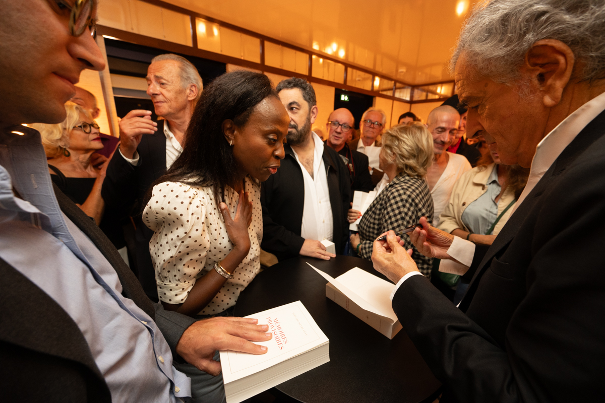 À l’issue du lancement de son livre « Mémoires provisoires » Bernard-Henri Lévy a rencontré ses lecteurs et dédicacé son ouvrage.