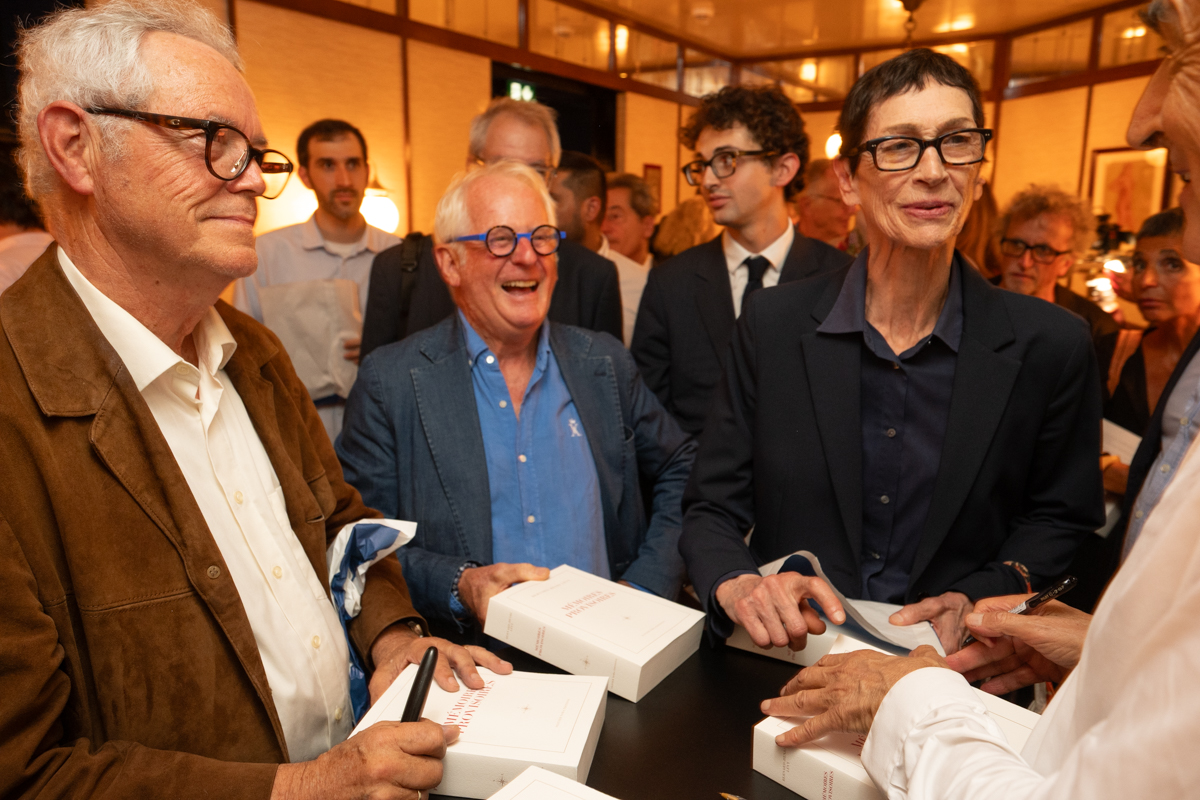 À l’issue du lancement de son livre « Mémoires provisoires » Bernard-Henri Lévy a rencontré ses lecteurs et dédicacé son ouvrage.
