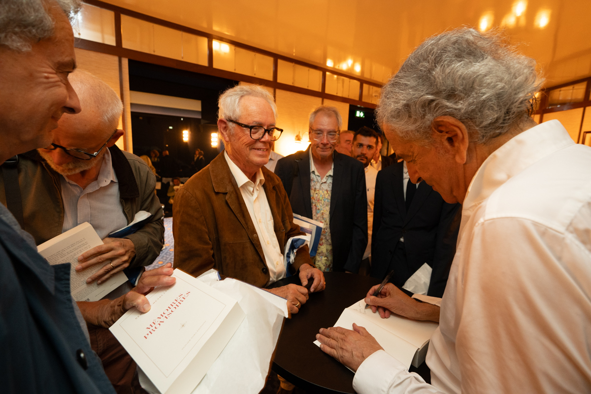 À l’issue du lancement de son livre « Mémoires provisoires » Bernard-Henri Lévy a rencontré ses lecteurs et dédicacé son ouvrage.