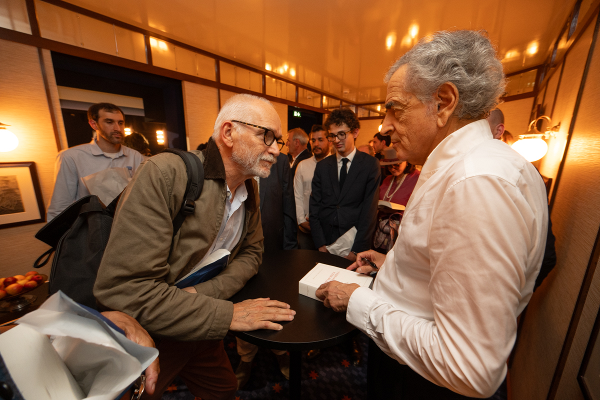 À l’issue du lancement de son livre « Mémoires provisoires » Bernard-Henri Lévy a rencontré ses lecteurs et dédicacé son ouvrage.