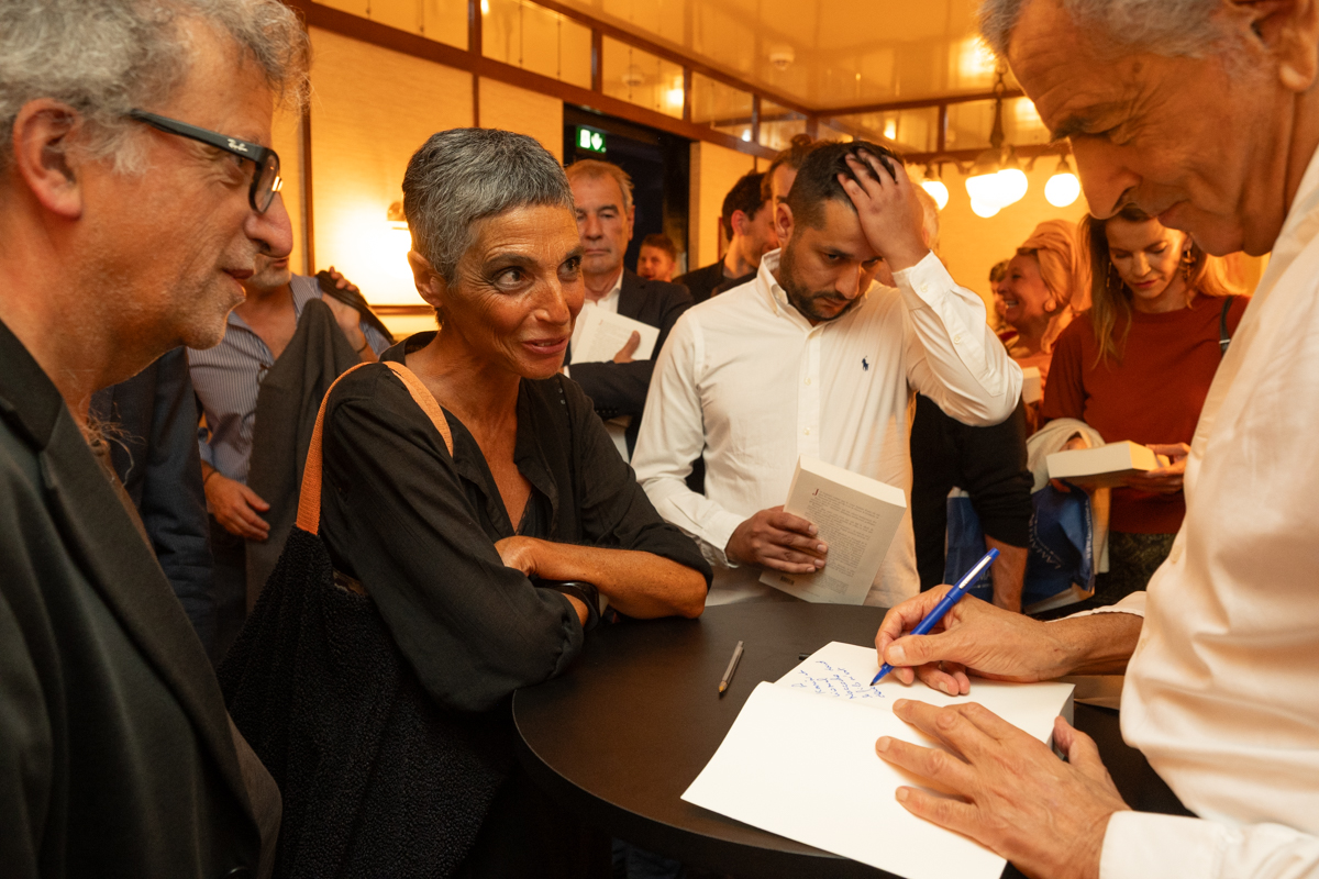 À l’issue du lancement de son livre « Mémoires provisoires » Bernard-Henri Lévy a rencontré ses lecteurs et dédicacé son ouvrage.
