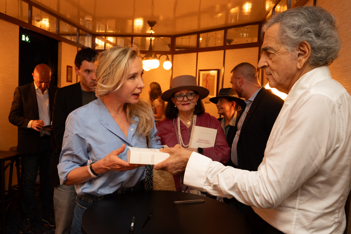 À l’issue du lancement de son livre « Mémoires provisoires » Bernard-Henri Lévy a rencontré ses lecteurs et dédicacé son ouvrage.