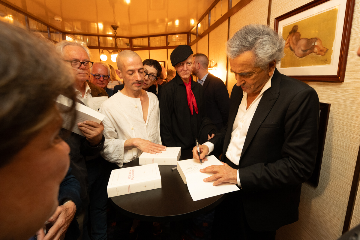 À l’issue du lancement de son livre « Mémoires provisoires » Bernard-Henri Lévy a rencontré ses lecteurs et dédicacé son ouvrage.