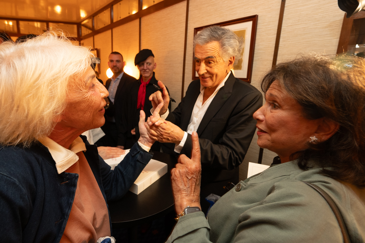 À l’issue du lancement de son livre « Mémoires provisoires » Bernard-Henri Lévy a rencontré ses lecteurs et dédicacé son ouvrage.