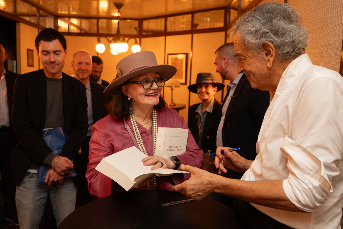 À l’issue du lancement de son livre « Mémoires provisoires » Bernard-Henri Lévy a rencontré ses lecteurs et dédicacé son ouvrage.