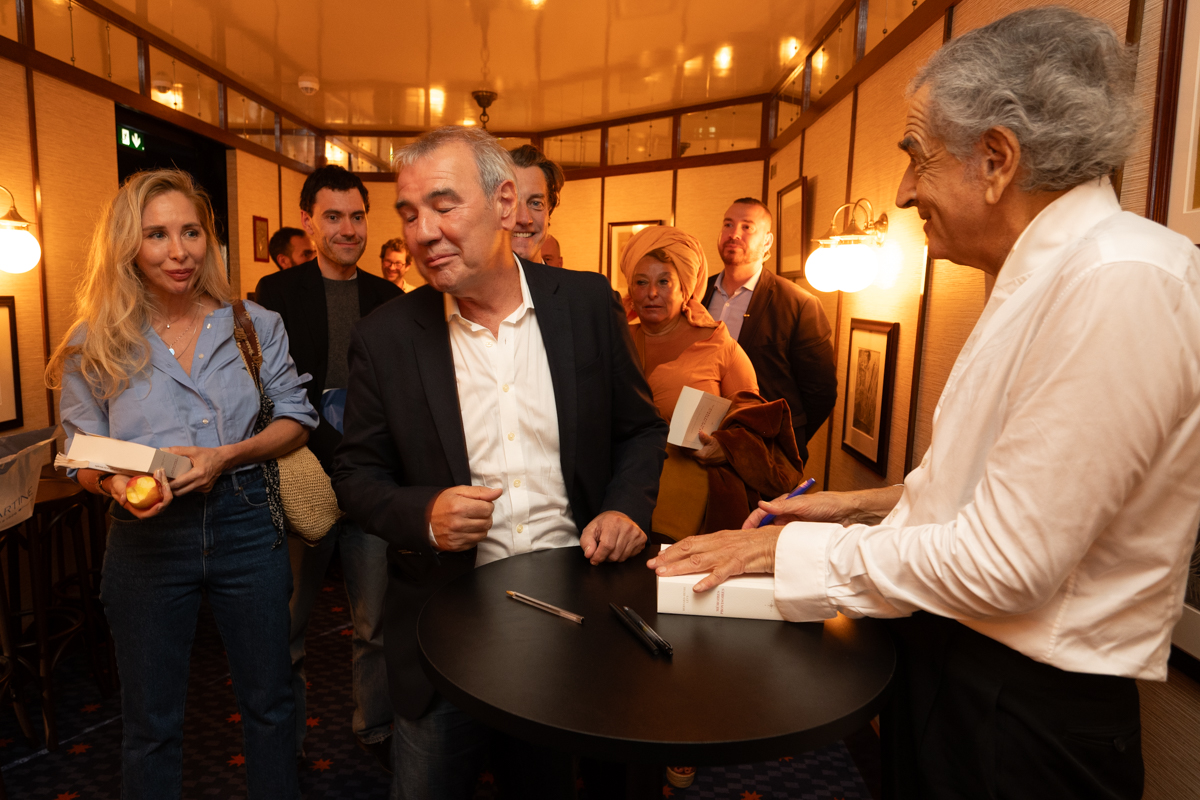À l’issue du lancement de son livre « Mémoires provisoires » Bernard-Henri Lévy a rencontré ses lecteurs et dédicacé son ouvrage.
