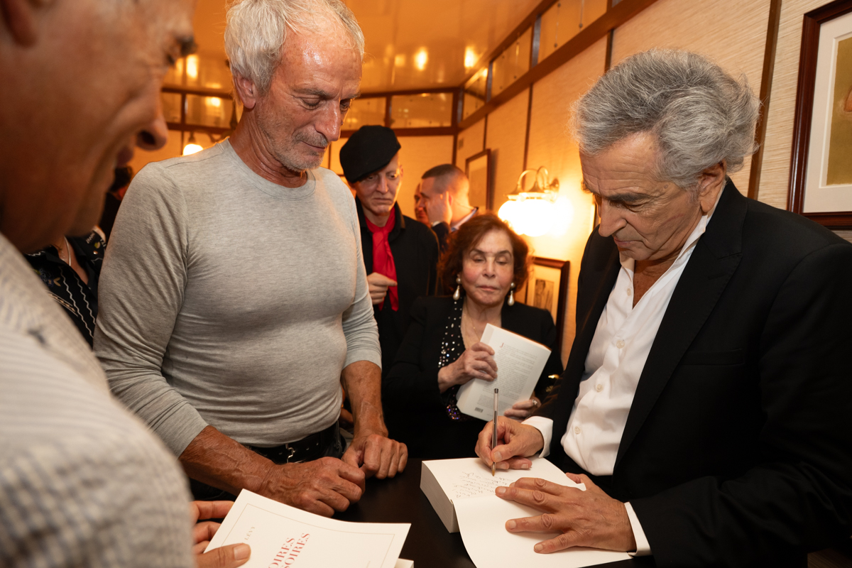 À l’issue du lancement de son livre « Mémoires provisoires » Bernard-Henri Lévy a rencontré ses lecteurs et dédicacé son ouvrage.
