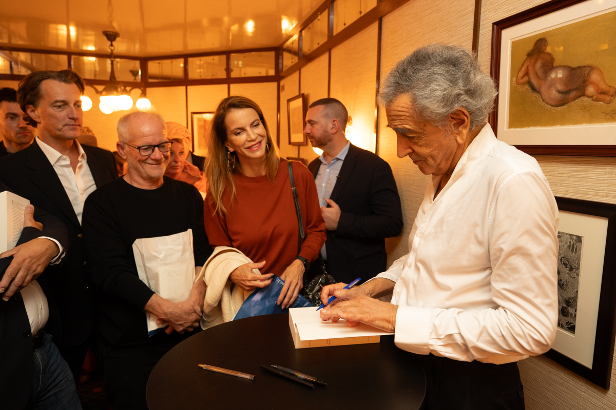 À l’issue du lancement de son livre « Mémoires provisoires » Bernard-Henri Lévy a rencontré ses lecteurs et dédicacé son ouvrage.