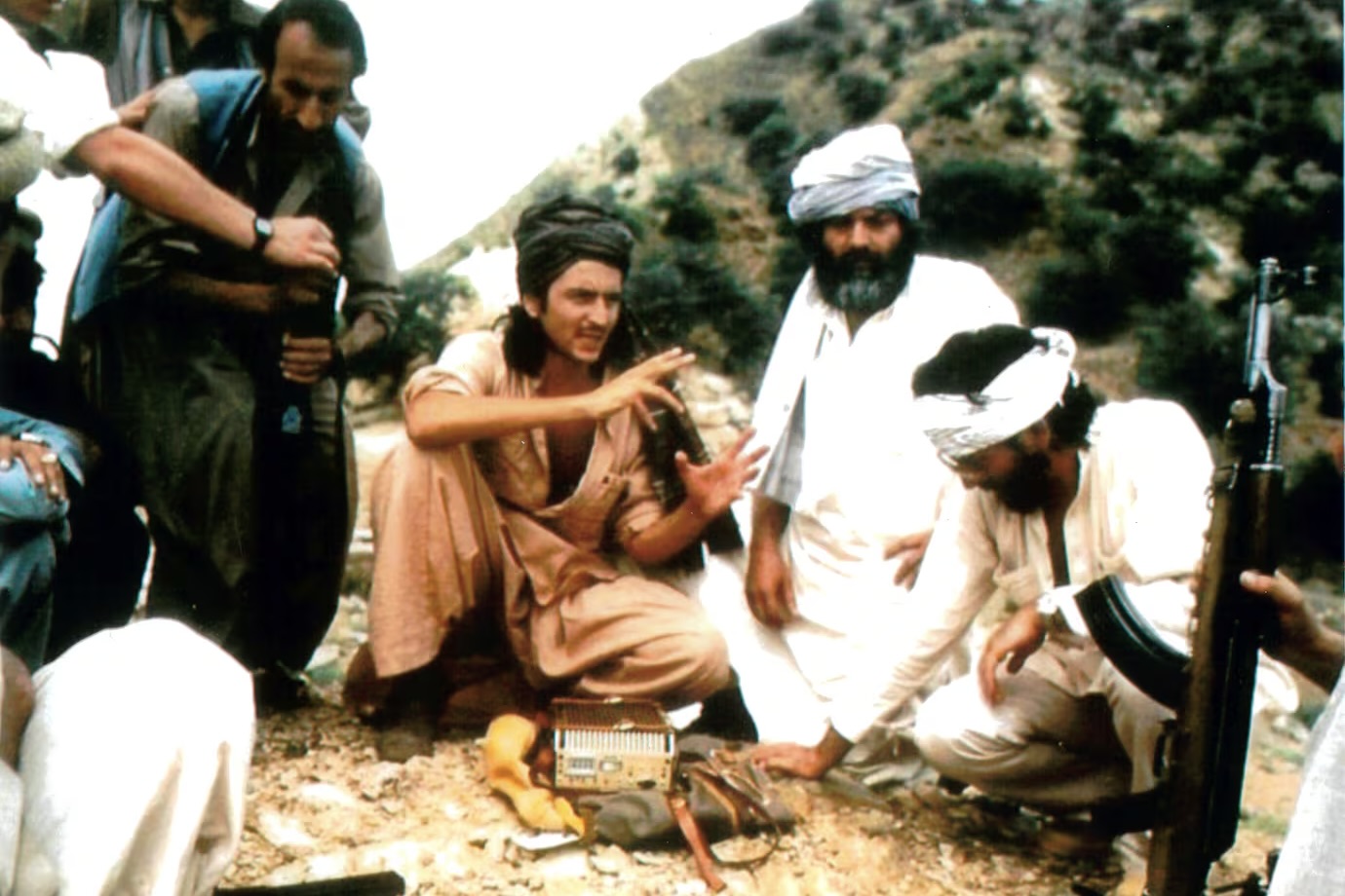 Accompagné de Marek Halter et Renzo Rossellini, Bernard-Henry Lévy se rend en Afghanistan en 1981