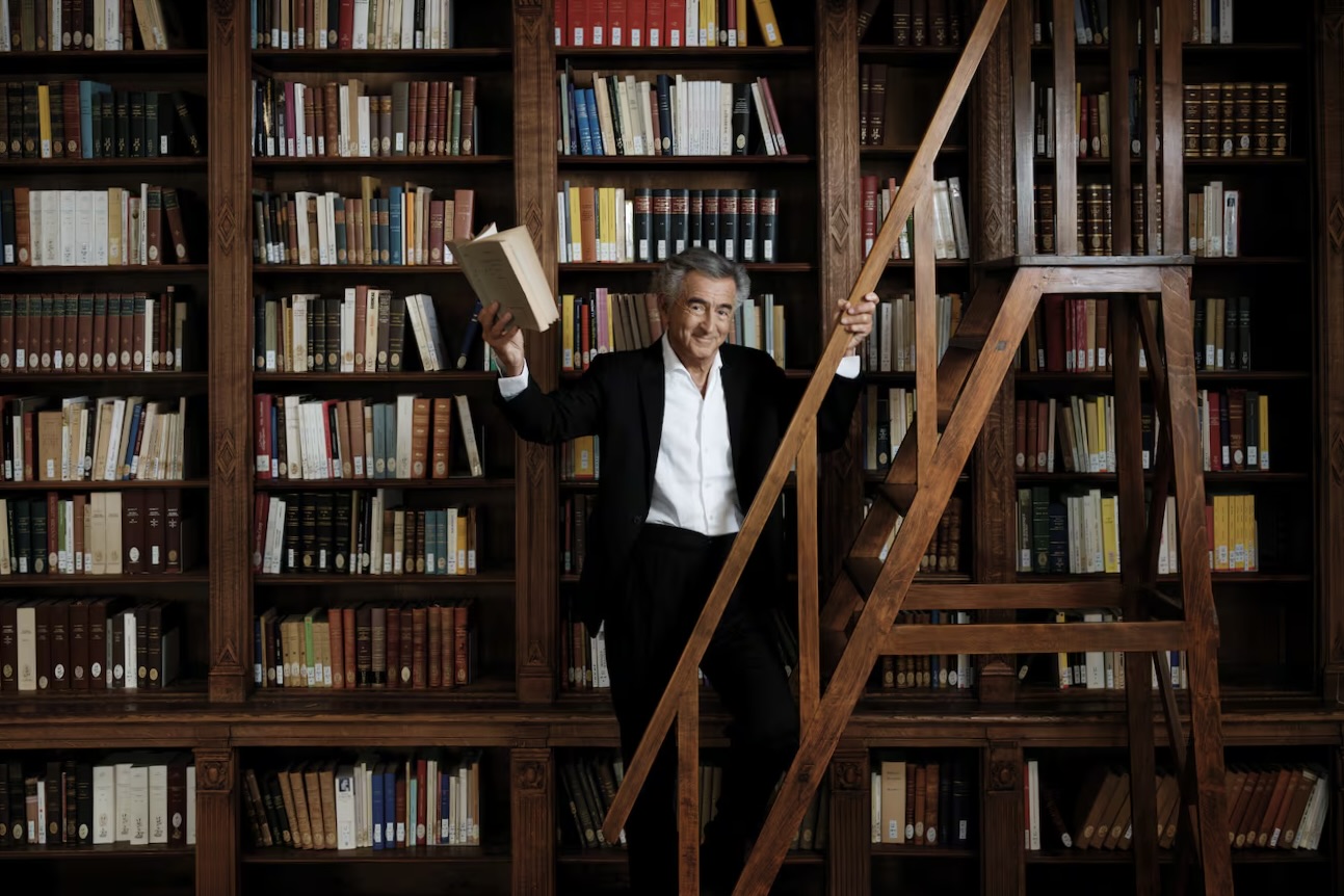 Bernard-Henri Lévy dans la bibliothèque de l’École normale supérieure rue d’Ulm