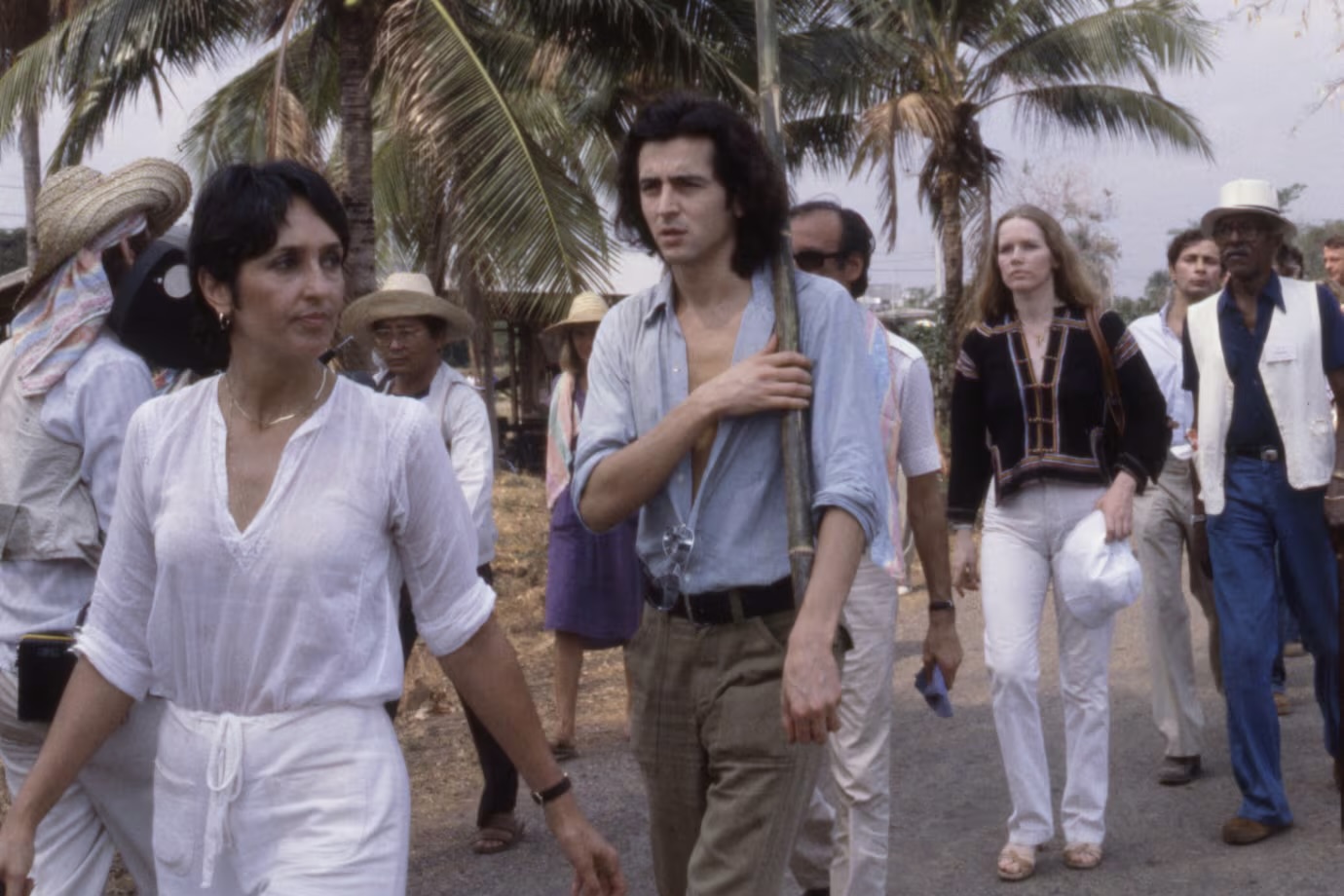 BHL participe, en 1980, avec une centaine de personnalités internationales (dont Joan Baez, Elie Wiesel ou Liv Ullman) à la Marche pour la survie du Cambodge, ici en Thaïlande