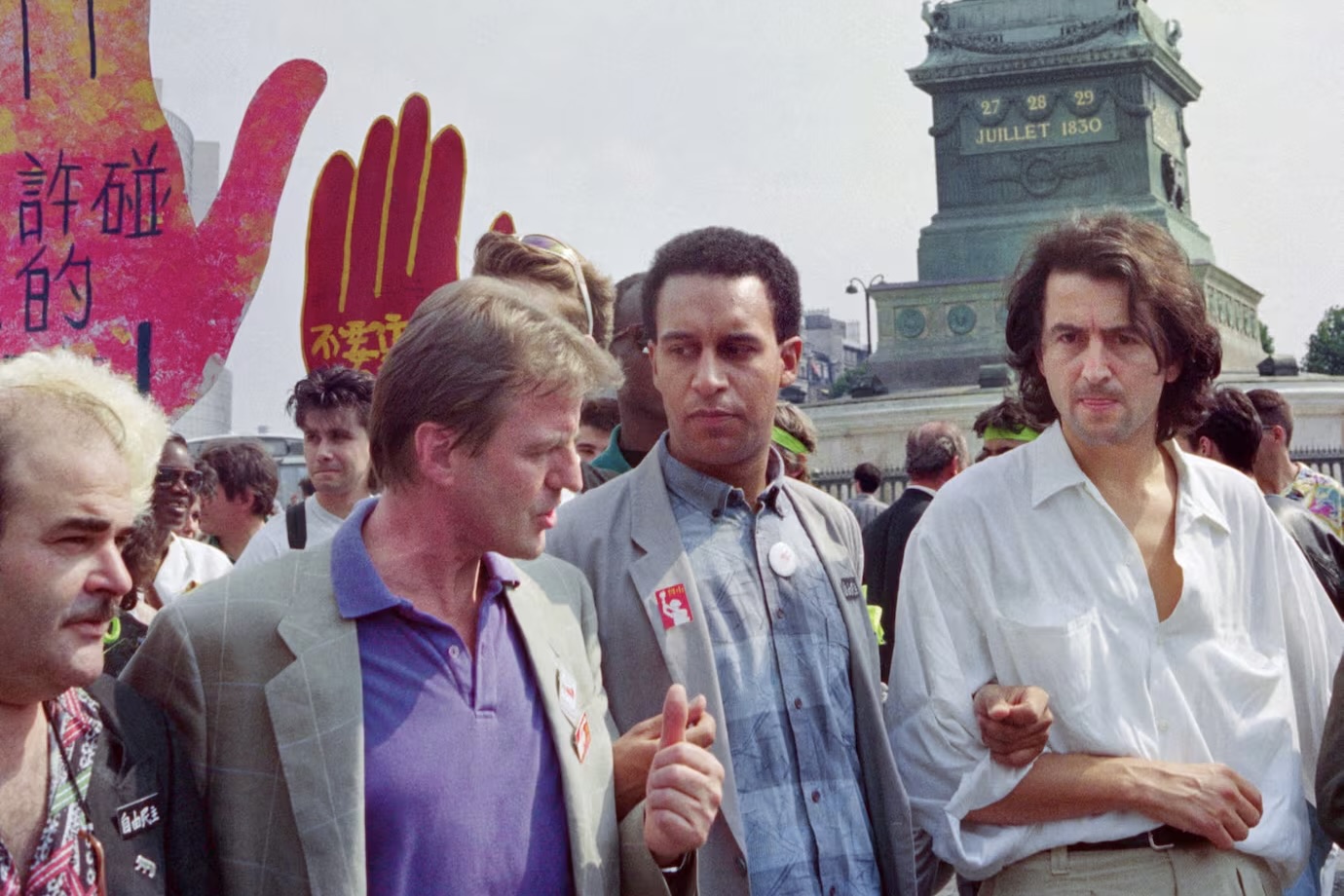 BHL avec Harlem Désir, et Bernard Kouchner, pour SOS Racisme en 1989, place de la Bastille.