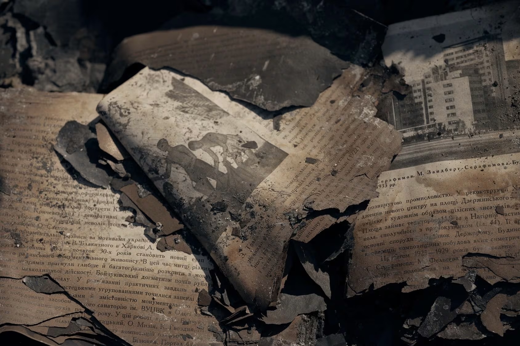 Livres anciens détruits par une attaque de drones russes au marché aux livres de Petrivka, à Kiev, le 16 août 2026.