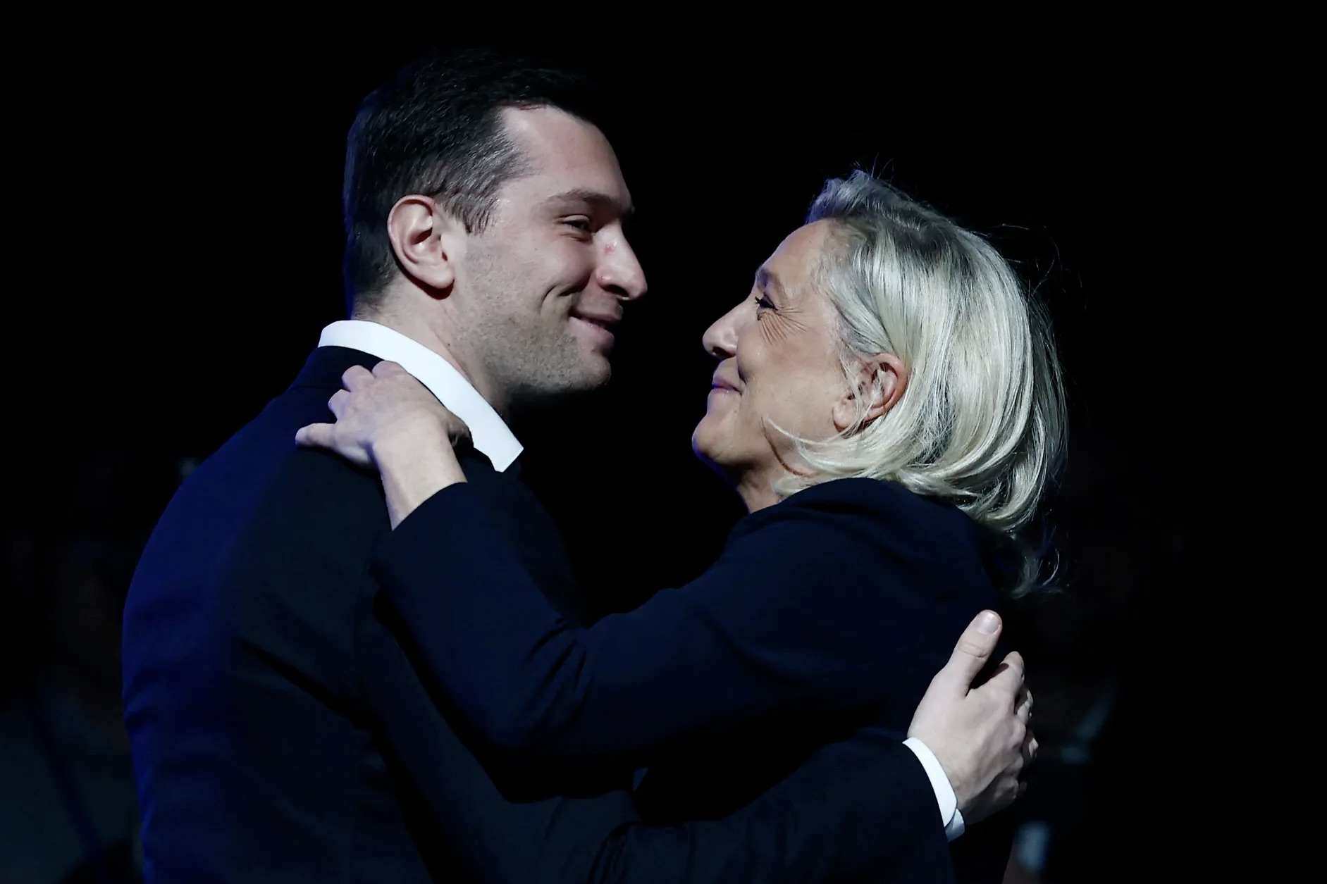 Jordan Bardella et Marine Le Pen se prennent dans les bras.