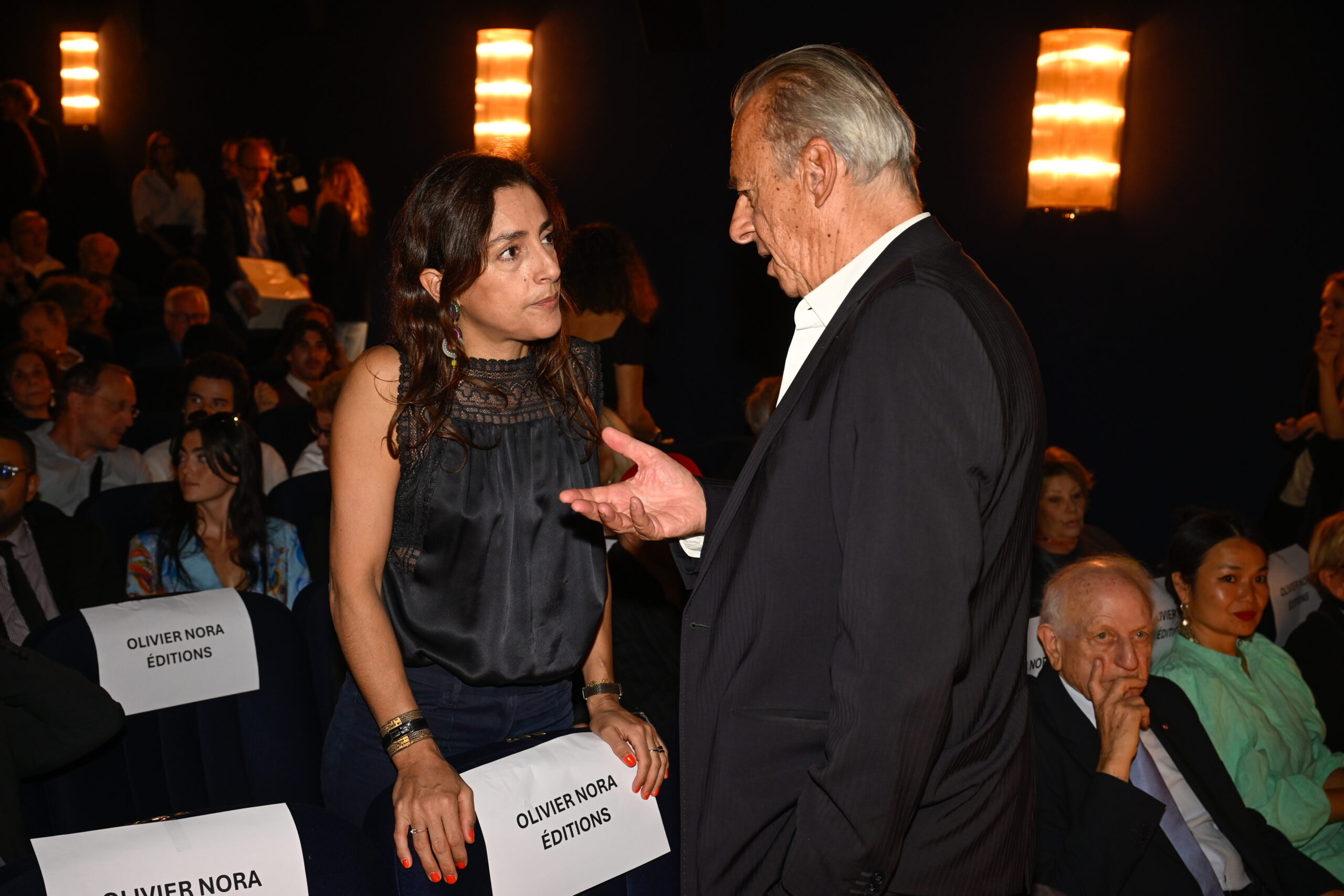 Anna Cabana et Olivier Nora lors de la soirée de lancement de « Mémoires provisoires » de Bernard-Henri Lévy, le 23 septembre 2026 au cinéma Saint-Germain.