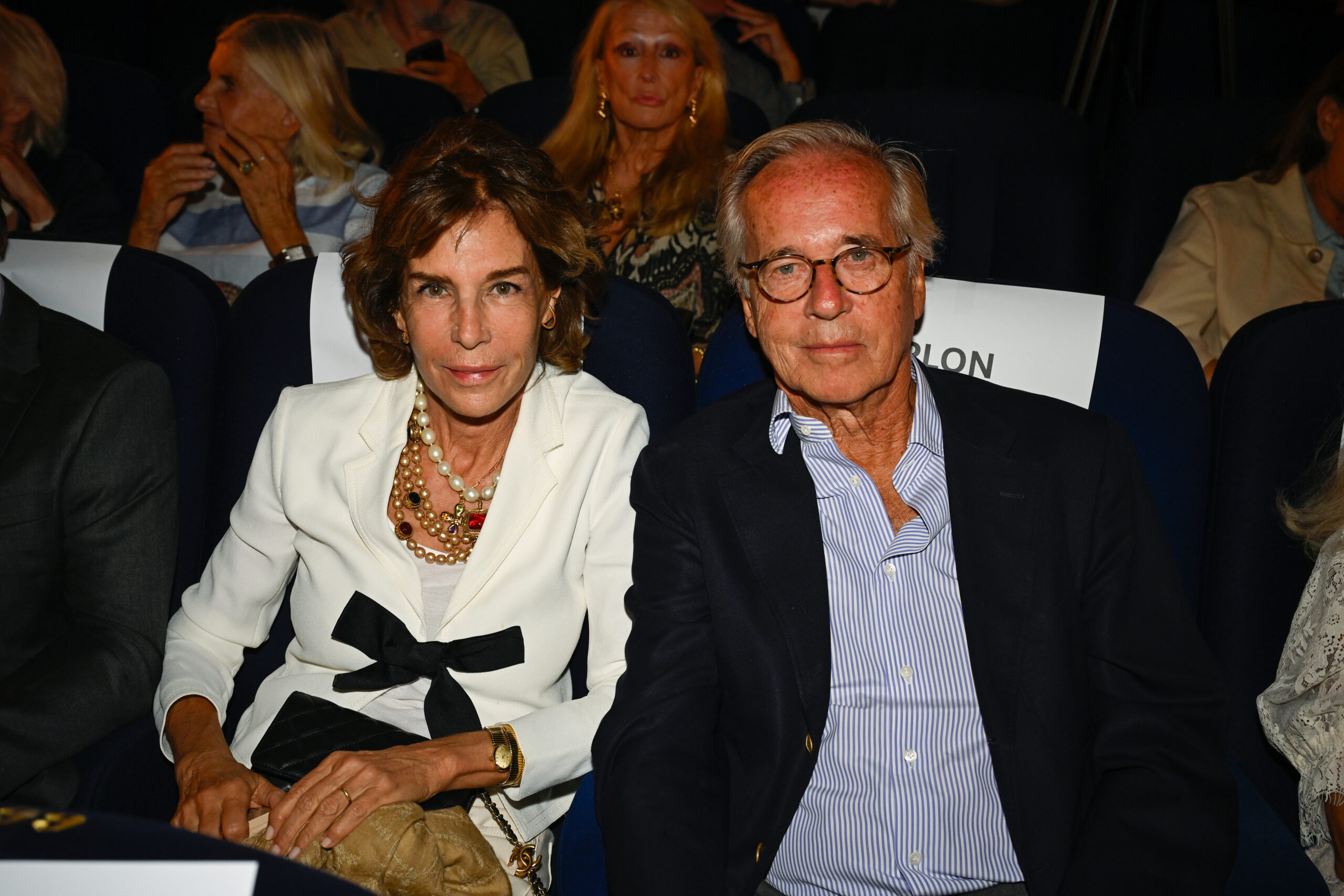 Christine et Olivier Orban lors de la soirée de lancement de « Mémoires provisoires » de Bernard-Henri Lévy, ils sont assis côte à côte.