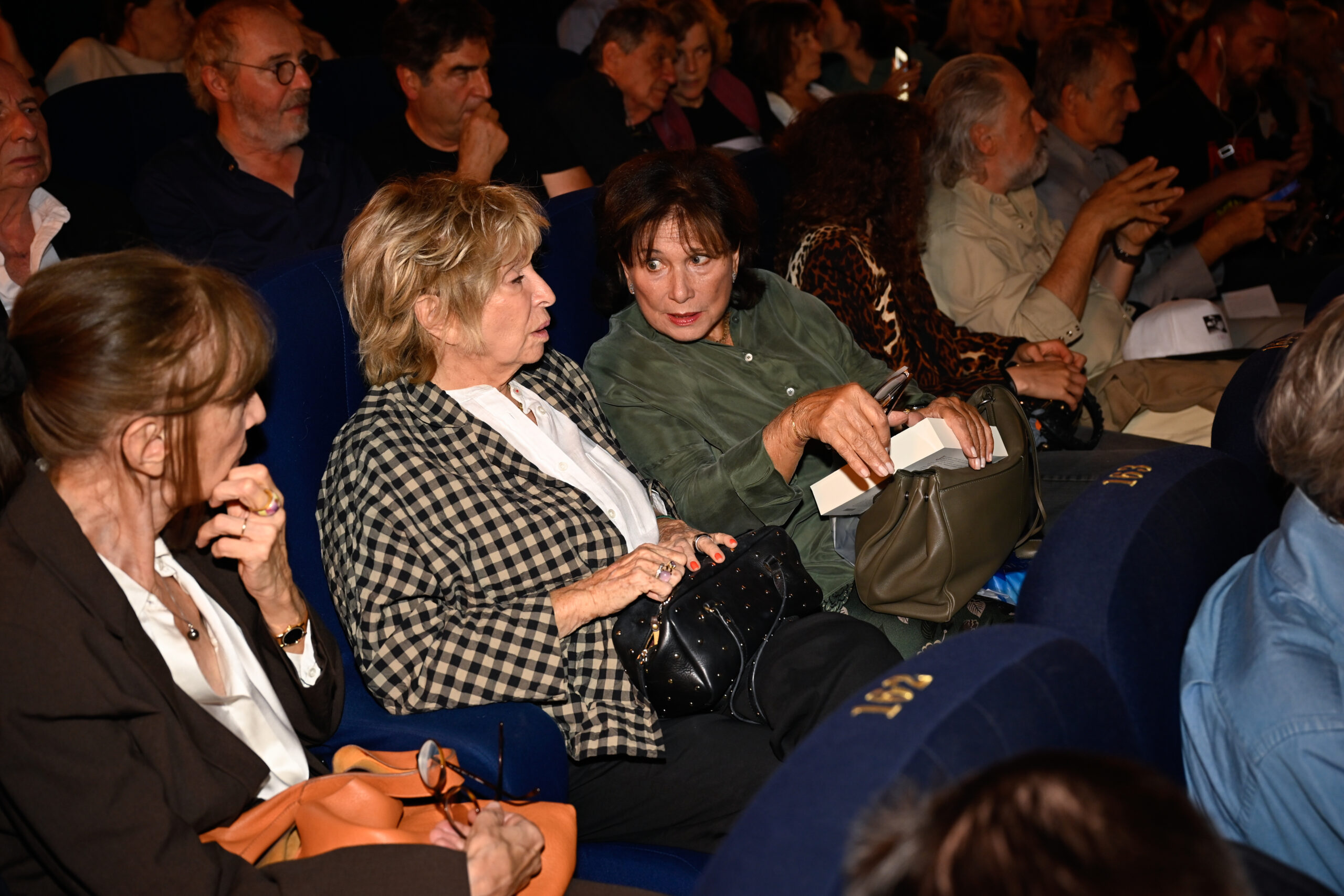 Danièle Thompson et Anne Sinclair lors de la soirée de lancement de « Mémoires provisoires » de Bernard-Henri Lévy, assise côte à côte