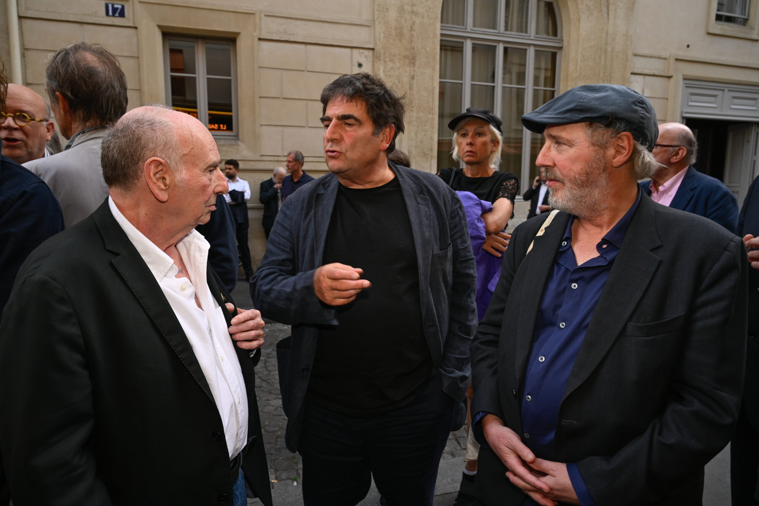 Romain Goupil et Arnaud Desplechin lors de la soirée de lancement de « Mémoires provisoires » de Bernard-Henri Lévy, le 23 septembre 2026 au cinéma Saint-Germain.