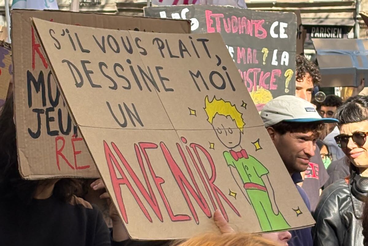 Photo prise par l’écrivain Dan Franck lors de la manifestation lycéenne du 8 octobre 2026, place de la Bastille. Un jeune brandit une pancarte avec un slogan.