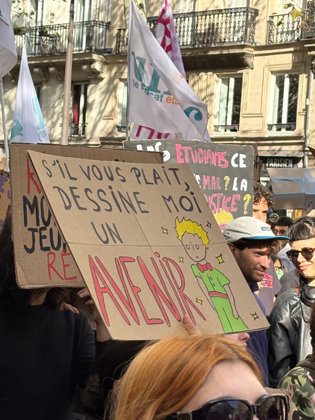 Photo prise par l’écrivain Dan Franck lors de la manifestation lycéenne du 8 octobre 2026, place de la Bastille. Un jeune brandit une pancarte avec un slogan.