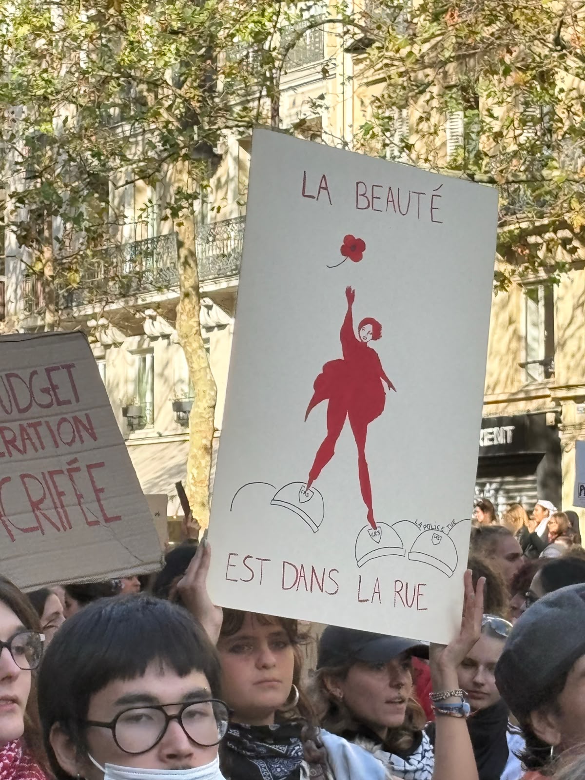 Photo prise par l’écrivain Dan Franck lors de la manifestation lycéenne du 8 octobre 2026, place de la Bastille. Un jeune brandit une pancarte avec un slogan.