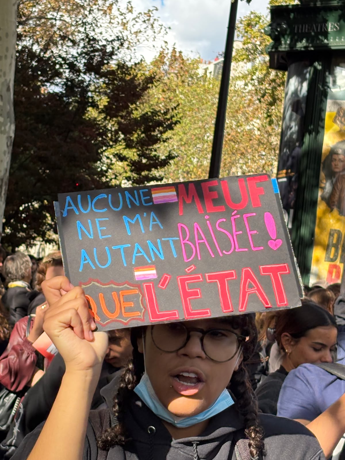 Photo prise par l’écrivain Dan Franck lors de la manifestation lycéenne du 8 octobre 2026, place de la Bastille. Un jeune brandit une pancarte avec un slogan.