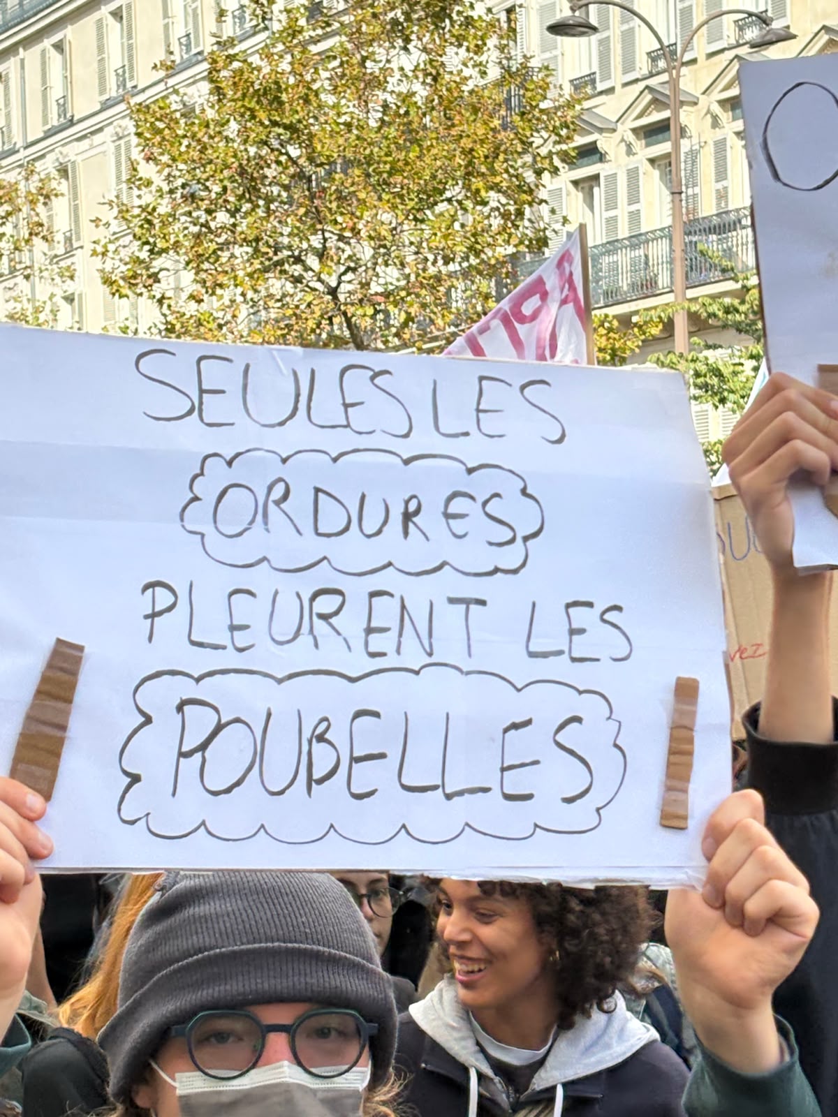 Photo prise par l’écrivain Dan Franck lors de la manifestation lycéenne du 8 octobre 2026, place de la Bastille. Un jeune brandit une pancarte avec un slogan.