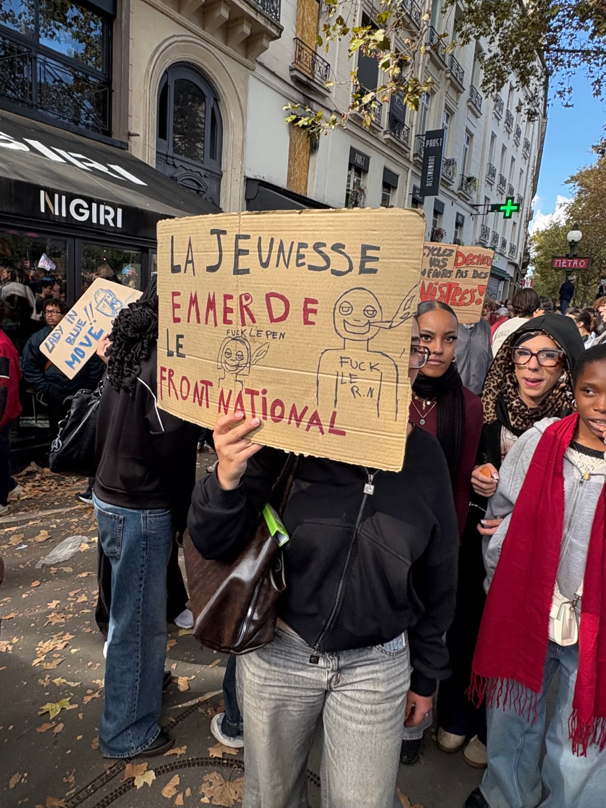 Photo prise par l’écrivain Dan Franck lors de la manifestation lycéenne du 8 octobre 2026, place de la Bastille. Un jeune brandit une pancarte avec un slogan.