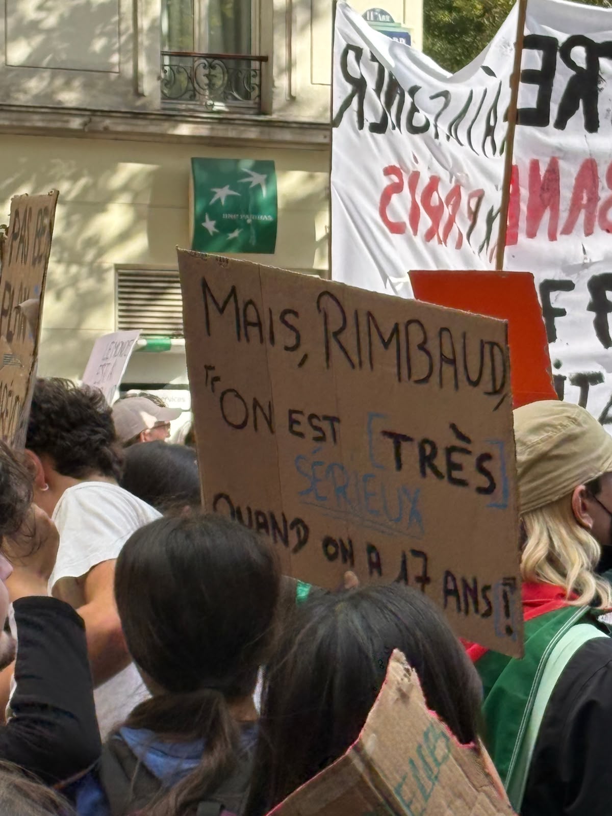 Photo prise par l’écrivain Dan Franck lors de la manifestation lycéenne du 8 octobre 2026, place de la Bastille. Un jeune brandit une pancarte avec un slogan.