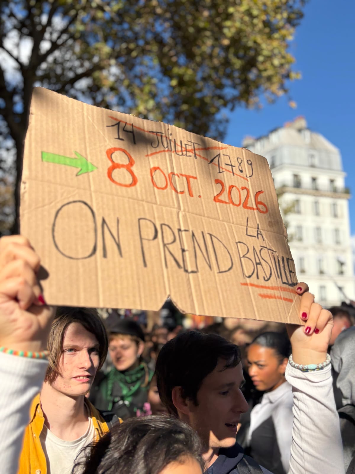 Photo prise par l’écrivain Dan Franck lors de la manifestation lycéenne du 8 octobre 2026, place de la Bastille. Un jeune brandit une pancarte avec un slogan.