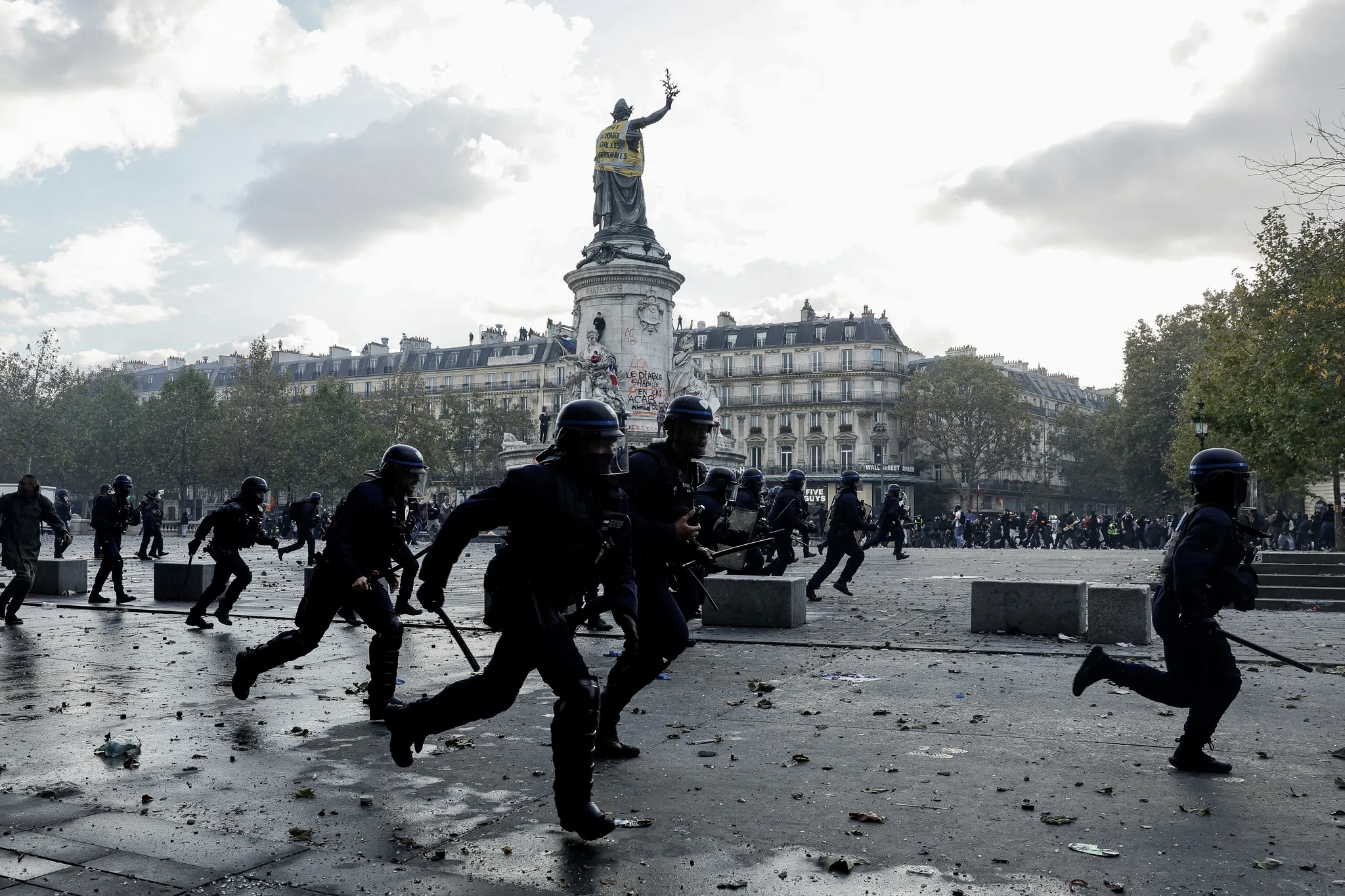 Charge de police place de la République à Paris, le 17 octobre 2026.